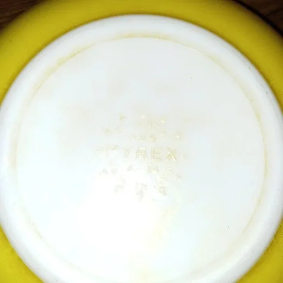 Mixing bowl Pyrex Yellow Vintage 1940's Over 3#'s 10"s across Pre-Loved - Picture 6 of 10